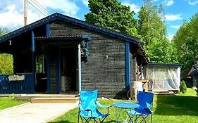 Fin mysig stuga med kamin, grillkåta och vedbastu